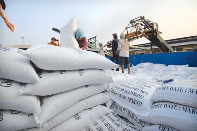 Tổng cục Hải quan cho biết, sẽ mở tờ khai xuất khẩu gạo tẻ từ 0h 00 ngày 25/4/2020 đối với gạo tồn tại cảng do chưa được mở tờ khai.