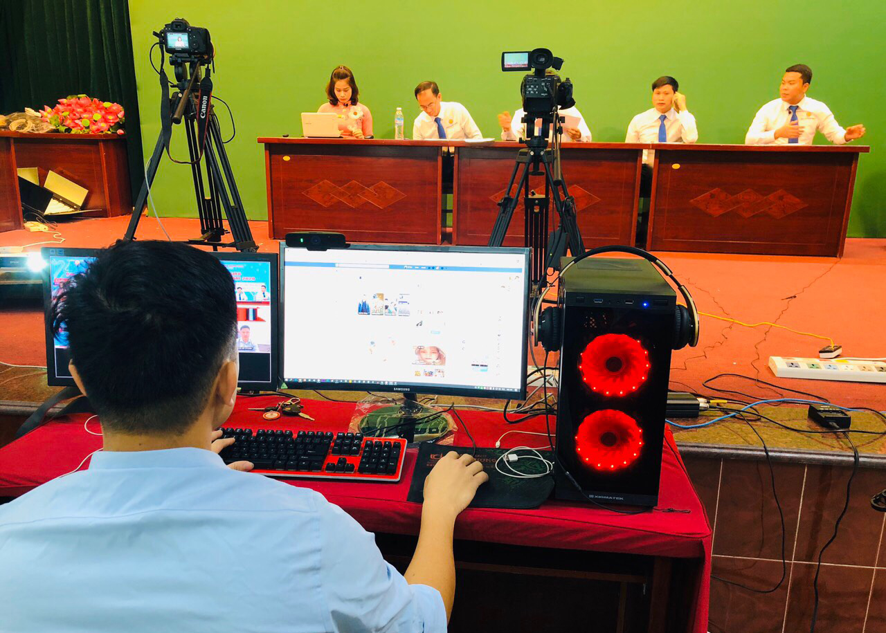 Trường ĐH Công nghiệp Quảng Ninh tư vấn tuyển sinh trực tuyến cho các thí sinh và phụ huynh. Ảnh chụp ngày 25/4.