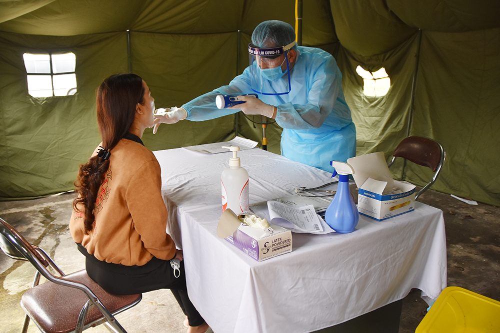 Bác sĩ Trung tâm Y tế huyện Đầm Hà khám sàng lọc cho người dân đến khám bệnh.