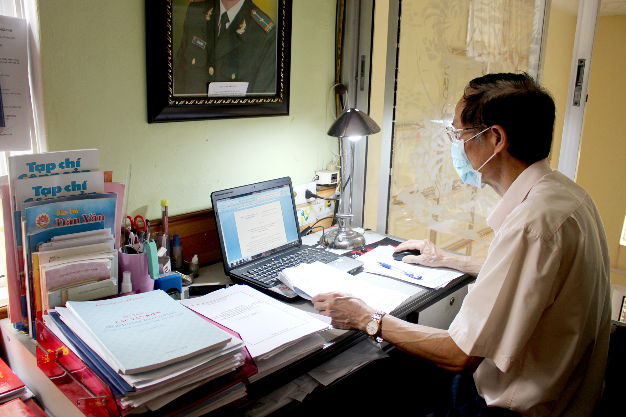 Ông Vũ Ngọc Nhiều, Bí thư chi bộ, Trưởng khu 4 (phường Hồng Hà, TP Hạ Long) nghiên cứu dự thảo báo cáo chính trị của Đảng bộ TP Hạ Long để tham