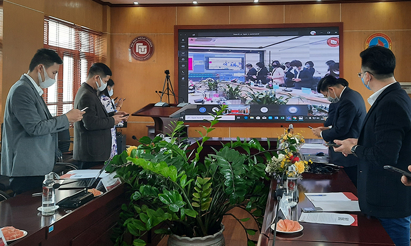 Các đại biểu tại đầu cầu Quảng Ninh thực hiện thao tác kích hoạt Cổng thông tin hỗ trợ doanh nghiệp trên smatphone.