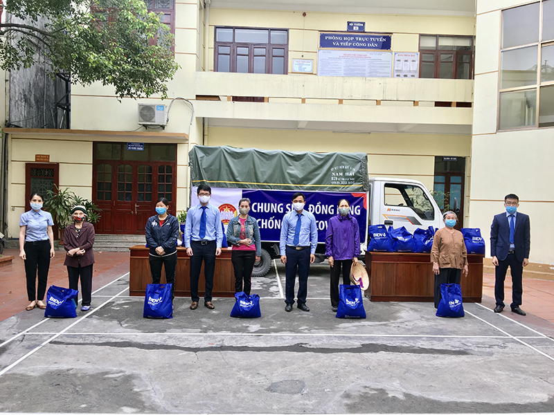 BIDV Cẩm Phả trao 34 suất quà cho hộ nghèo phường Cẩm Đông