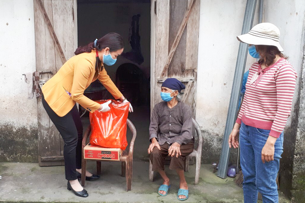 Cán bộ Hội LHPN thị trấn Đầm Hà (huyện Đầm Hà) tặng nhu yếu phẩm cho hội viên nghèo, neo đơn tại địa phương.