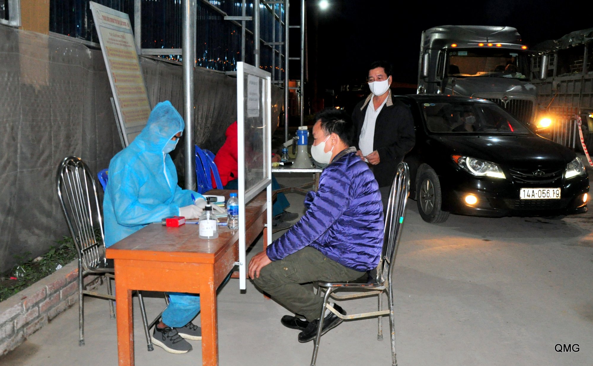 TX Đông Triều bố trí 10 bàn khai báo y tế với các lực lượng làm việc luận phiên, nõ lực hoàn thành việc khai báo trong khoảng dưới 5 phút, không để xảy ra ùn tắc giao thông.