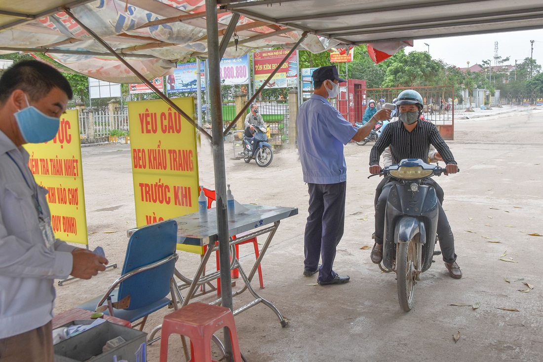 Kiểm soát chặt người ra/vào chợ Trung tâm huyện Đầm Hà nhằm đảm bảo nhu cầu lương thực, nhu yếu phẩm của nhân dân, đồng thời hạn chế tụ tập đông người gây nguy cơ nhiếm bệnh.
