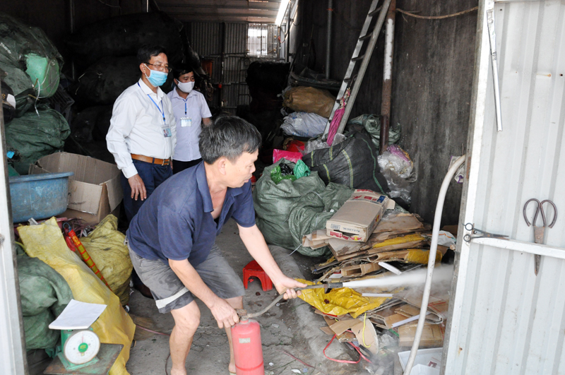 Cơ sở thu mua phế liệu của gia đình ông Nguyễn Văn Phòng nằm trong khu dân cư đông đúc, khu 5, phường Ka Long gây ô nhiễm môi trường và có nguy cơ cao xảy ra cháy.