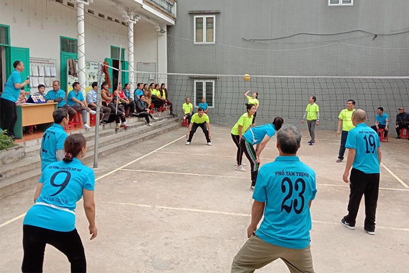 Người dân sinh hoạt thể thao tại nhà văn hóa khu Tam Thịnh, thị trấn Tiên Yên, huyện Tiên Yên (Ảnh chụp ngày 11/3)