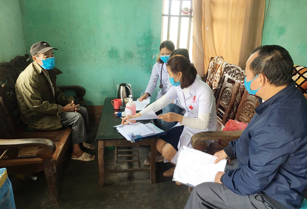Bác sĩ Trung tâm Y tế huyện Đầm Hà đến khám bệnh cho người cao tuổi xã Tân Bình.