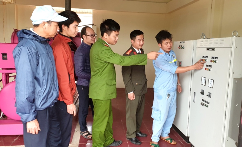 Cán bộ Công an huyện Đầm Hà cùng đại diện tổ tự quản ANTT công ty TNHH Việt Úc - Quảng Ninh kiểm tra hệ thống điện tại công ty. Ảnh chụp đầu tháng 3/2020.