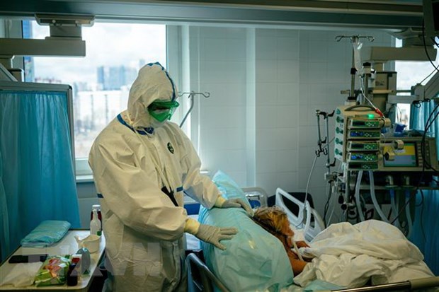 Nhân viên y tế điều trị cho bệnh nhân nhiễm Covid-19 tại bệnh viện K+31 ở Moskva, Nga. (Ảnh: AFP/TTXVN)