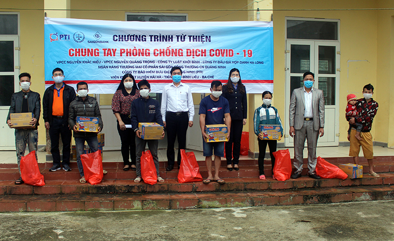 Các đơn vị tặng quà cho các hộ nghèo, cận nghèo tại xã Quảng Sơn, huyện Hải Hà
