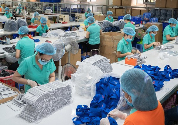 Khoảng 50% doanh nghiệp dệt may chuyển hướng sang sản xuất khẩu trang và đồ bảo hộ lao động nhằm xoay trở trong mùa dịch - Ảnh: T.Đ.H.