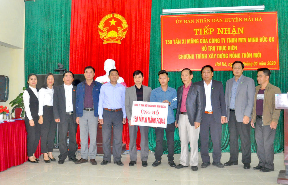 Lãnh đạo huyện Hải Hà và UBND xã Quảng Đức tiếp nhận 150 tấn xi măng do Công ty TNHH MTV Minh Đức hỗ trợ xã Quảng Đức vào ngày 10/1 để thực hiện chương trình xây dựng nông thôn mới năm 2020.