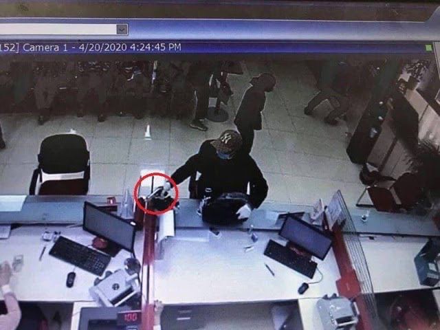  Đối tượng cướp ngân hàng đã bị camera an ninh ghi lại (ảnh: Nguyễn Thanh Sơn)