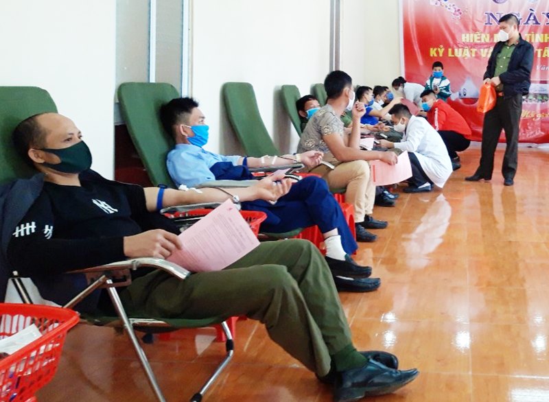 Đông đảo, cán bộ công chức, viên chức, lực lượng vũ trang, nhân dân tham gia ngày hội hiến máu tình nguyện tại huyện Vân Đồn cuối tháng 4/2019.