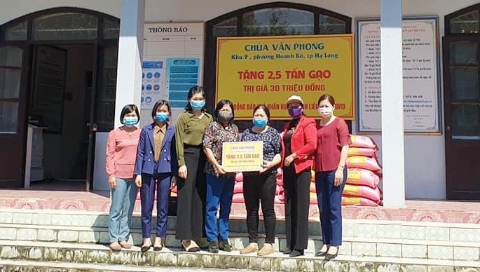 Đoàn Phật tử chùa Vân Phong (khu 9, phường Hoành Bồ, TP Hạ Long) đã phối hợp với Hội LHPN huyện Bình Liêu hỗ trợ thực phẩm cho 100 hộ gia đình hội viên phụ nữ 