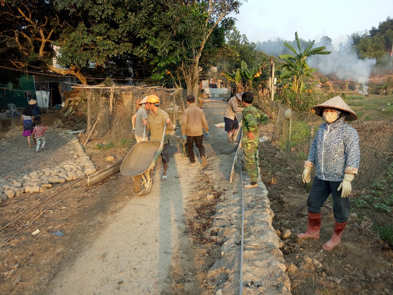 Người dân thôn Pặc Pùng, xã Vô Ngại góp ngày công làm đường liên thôn trên địa bàn.