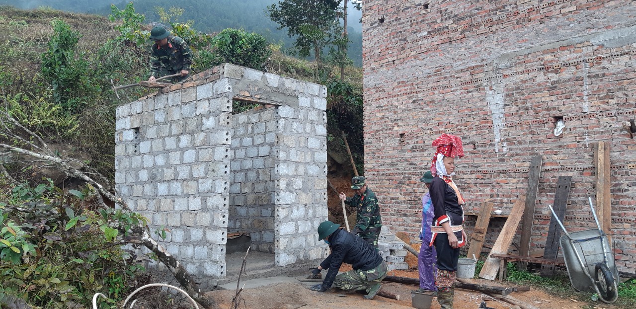 Tổ công tác của huyện Bình Liêu giúp đỡ người dân xã Đồng Văn xây dựng nhà tiêu hợp vệ sinh.