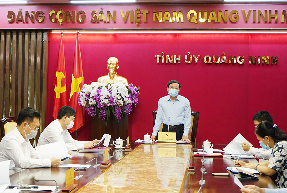 Đồng chí Nguyễn Xuân Ký, Bí thư Tỉnh ủy, Chủ tịch HĐND tỉnh chỉ đạo tại cuộc họp.