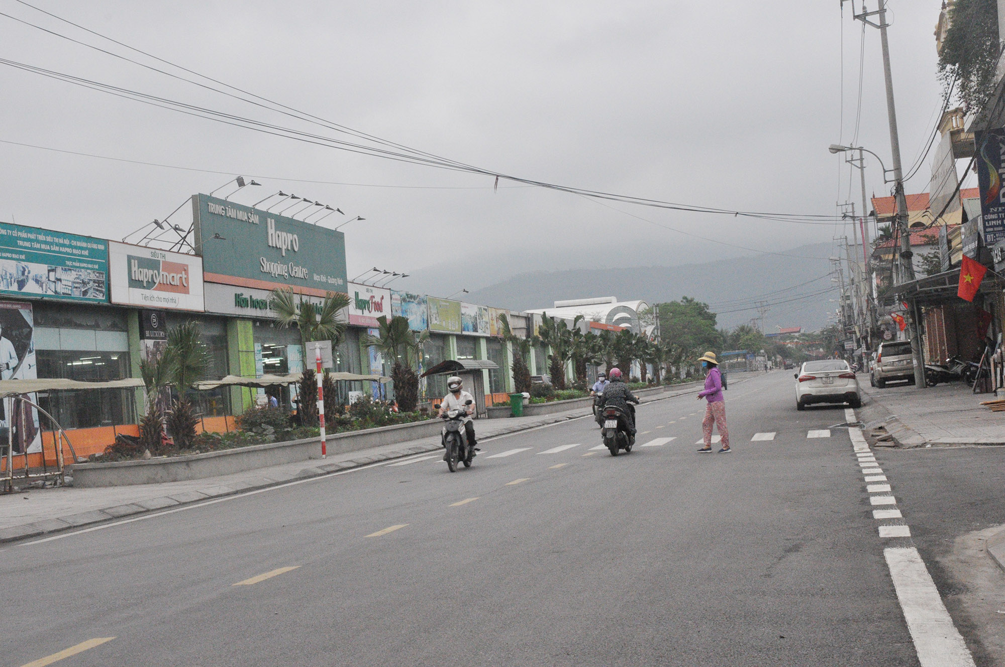 Tuyến đường Tuyến đường Nguyễn Văn Cừ, phường Mạo Khê mới được nâng cấp các hạng mục thảm nhựa, mương thoát nước, viên bó vỉa.