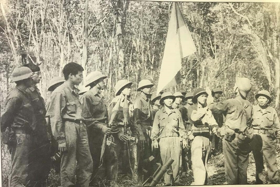 Tại rừng cao su Biên Hòa (Đồng Nai), lễ chuyển giao cờ chiến thắng cho Đại đội 2 (đơn vị hai lần anh hùng) thuộc Tiểu đoàn 9, Trung đoàn 3, Sư đoàn 304 trước khi vào giải phóng Sài Gòn. Ảnh tư liệu.