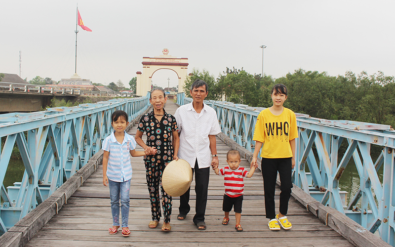 Vợ chồng ông Nghị, bà Hoa hạnh phúc dẫn các cháu dạo bước qua di tích cầu Hiền Lương trong những ngày tháng Tư lịch sử.