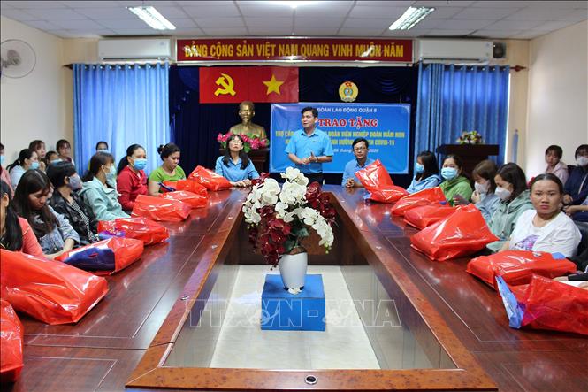 Lãnh đạo Liên đoàn Lao động Quận 8 (TP Hồ Chí Minh) trao tặng quà hỗ trợ cho đoàn viên nghiệp đoàn giáo viên mầm non tư thục và đoàn viên công đoàn trong và ngoài nhà nước bị ảnh hưởng dịch bệnh. Ảnh: TTXVN phát