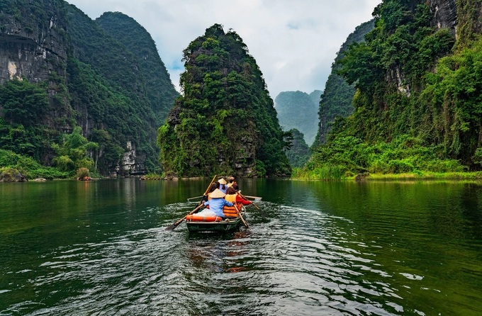 Từ ngày 28/4, ngành du lịch Ninh Bình tổ chức đón khách tham quan trở lại. Ảnh: POSZTOS/Shutterstock.