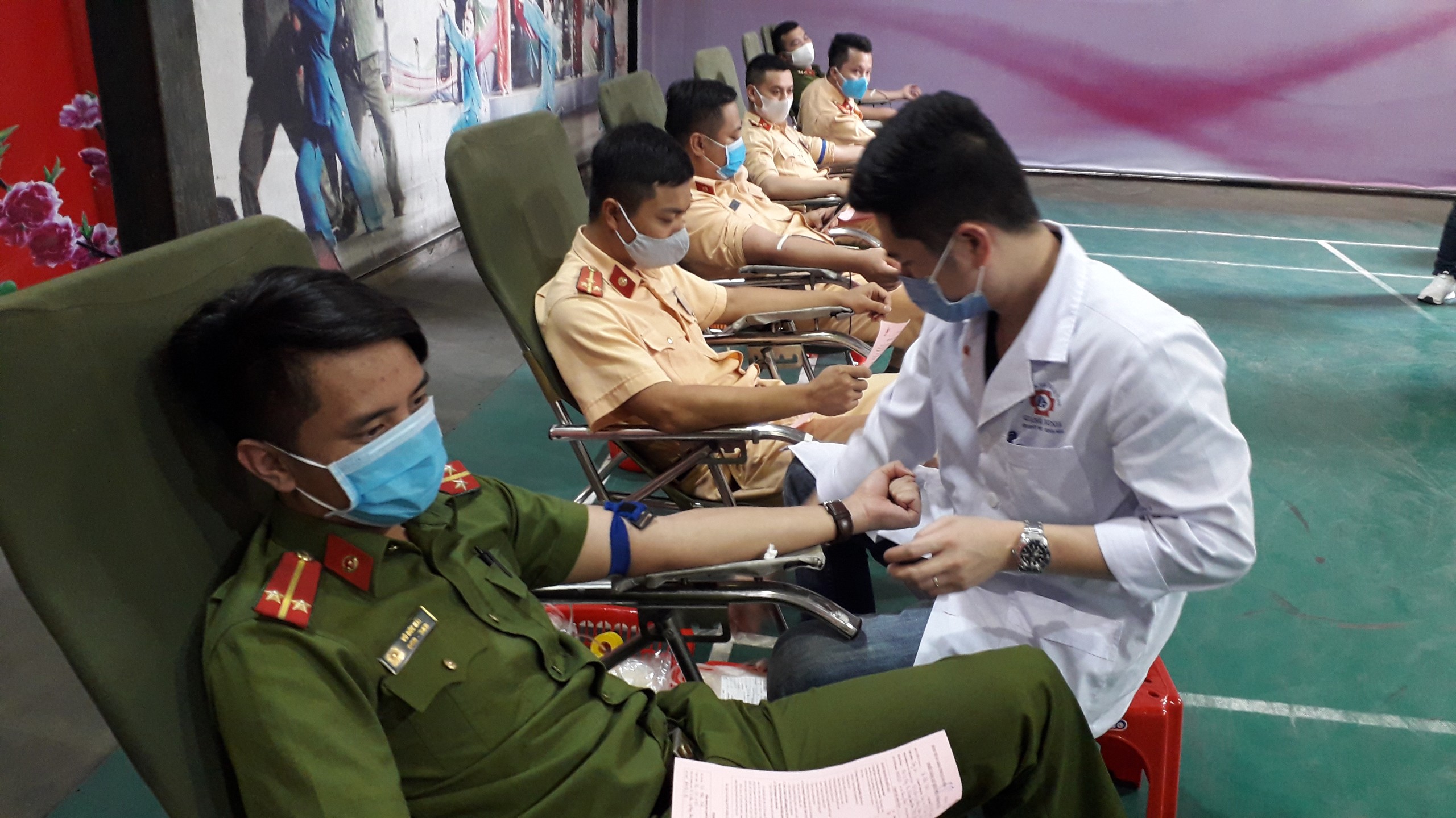 Cán bộ chiến sỹ, đoàn thanh niên và Hội phụ nữ Công an thành phố Cẩm Phả tham gia hiến máu tình nguyện