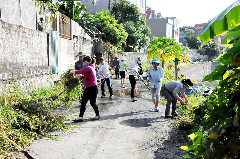 Người dân khu 1, phường Hà Tu, TP Hạ Long dọn vệ sinh môi trường tại khu phố.