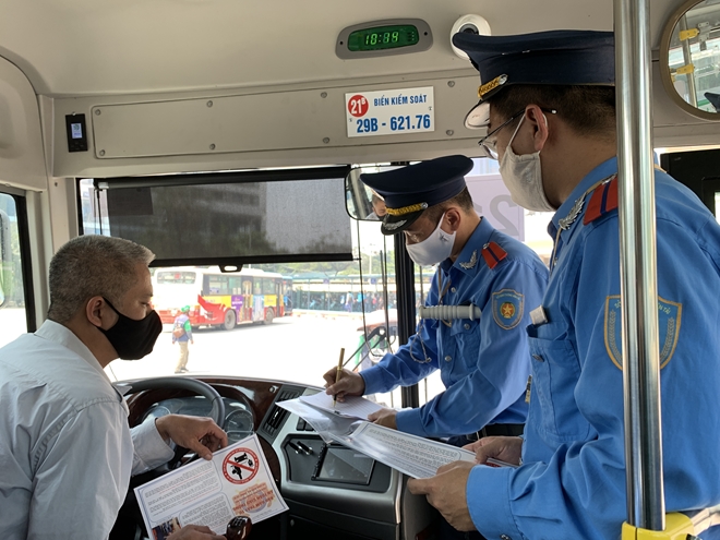 Phát tờ rơi, tuyên truyền về Nghị định 100 và phòng chống dịch COVID-19 cho tài xế xe buýt sáng 28/4
