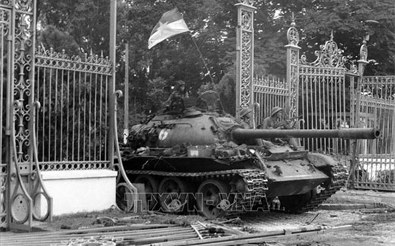 Xe tăng Quân giải phóng tiến vào Dinh Độc Lập, trưa ngày 30-4-1975. Ảnh tư liệu/TTXVN.