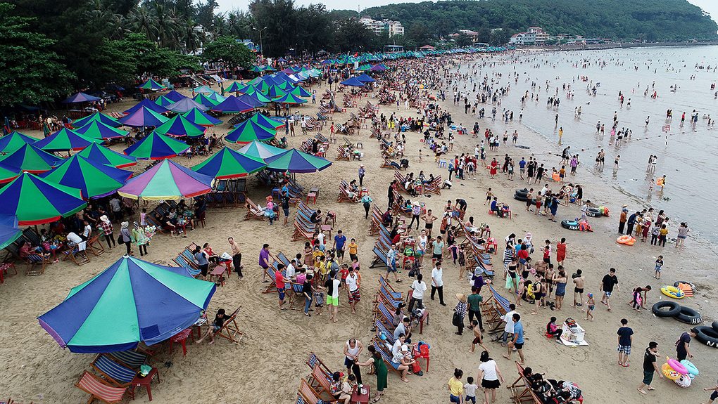 Bãi biển Đồ Sơn đông người dịp lễ 30/4 năm ngoái. Tuy nhiên, năm nay, các bãi biển sẽ vắng du khách vì nhiều địa phương còn thực hiện lệnh cấm tắm biển. Ảnh: Giang Huy.