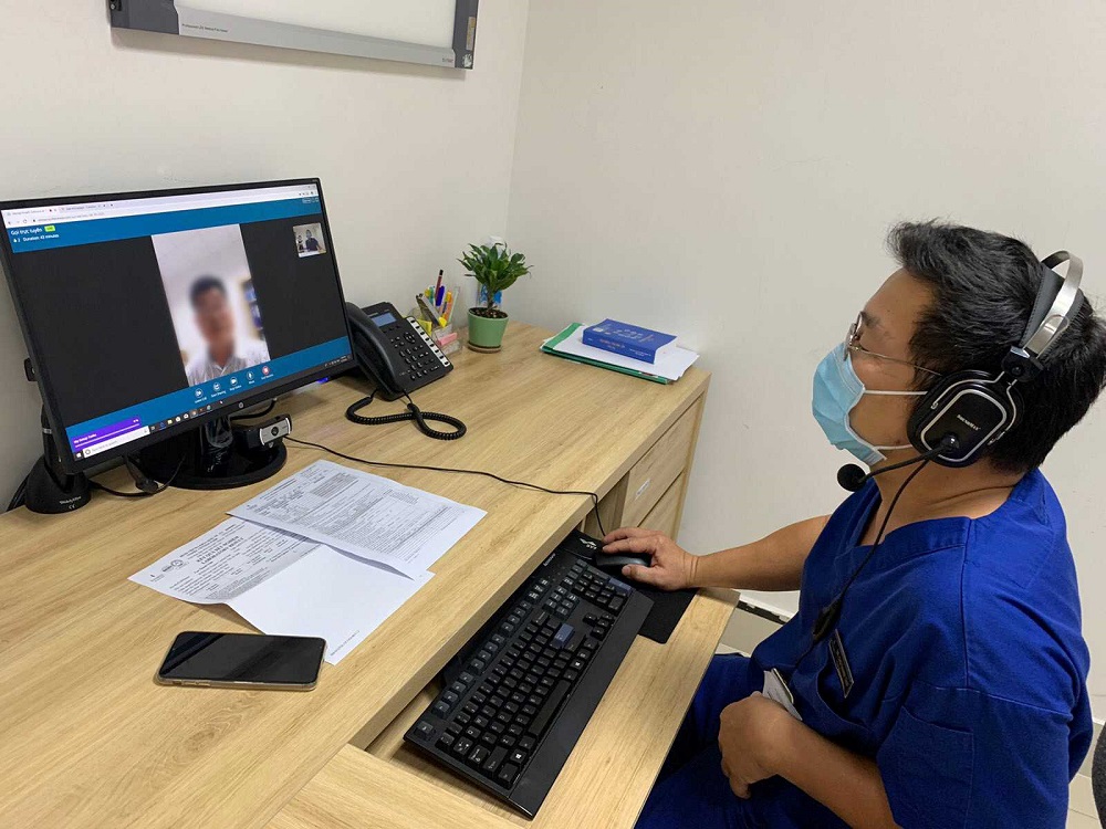Bác sĩ Cao Thanh Tâm – Trung tâm tim mạch, Bệnh viện Vinmec Central Park tư vấn cho khách hàng từ xa