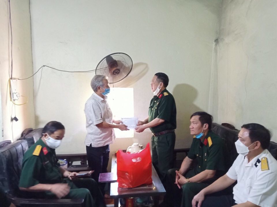 Hội Cựu chiến binh thị xã Đông Triều đến thăm, tặng quà các đồng chí CCB từng tham gia trong cuộc kháng chiến chống Mỹ cứu nước, Chiến dịch Hồ Chí Minh lịch sử.