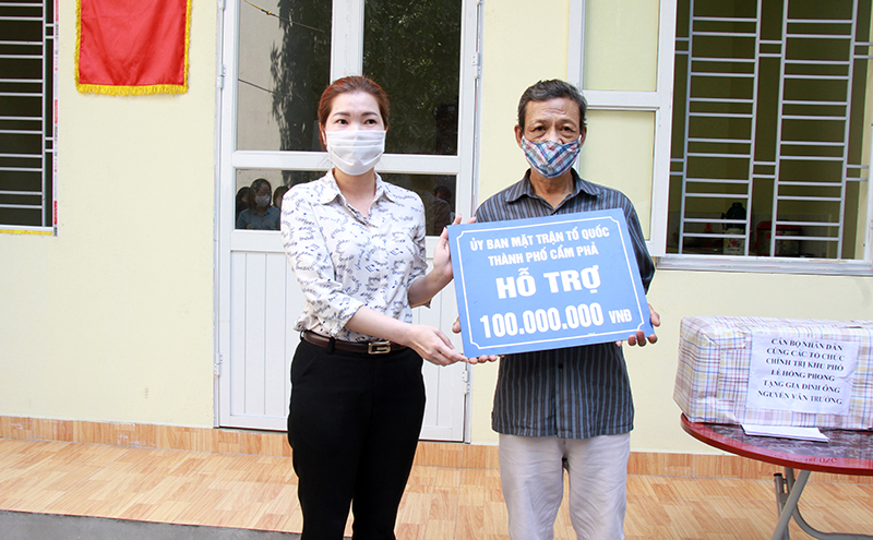 Lãnh đạo UBMTTQ thành phố Cẩm Phả trao tiền hỗ trợ cho ông Nguyễn Văn Trường