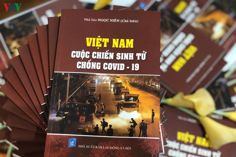 Sách “Việt Nam – Cuộc chiến sinh tử chống Covid-19”.