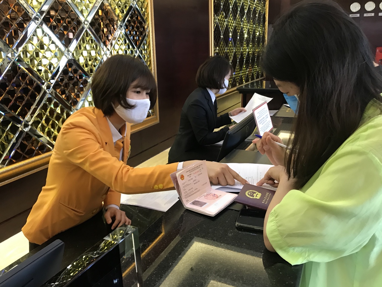 Nhân viên khách sạn Hoàng gia Hạ Long hỗ trợ du khách điền thông tin khai báo y tế. (Ảnh chụp ngày 10/3/2020). 