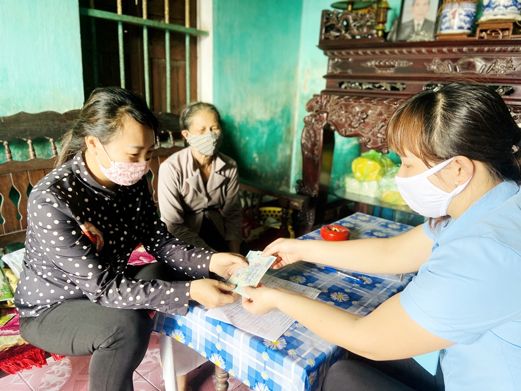 Cán bộ UBND phường Hà Trung trao tiền hỗ trợ thất nghiệp cho chị Chiều A Múi, tổ 17, khu 2, phường Hà Trung (TP Hạ Long) theo gói hỗ trợ của tỉnh tại Nghị quyết 245/2020/NQ-HĐND.