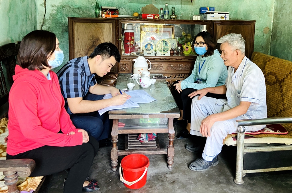 Cán bộ Phòng LĐ-TB&XH thành phố, cán bộ phường Hà Phong thẩm định hiện trạng nhà của ông Nguyễn Sơn Hà, khu 4A, phường Hà Phong.