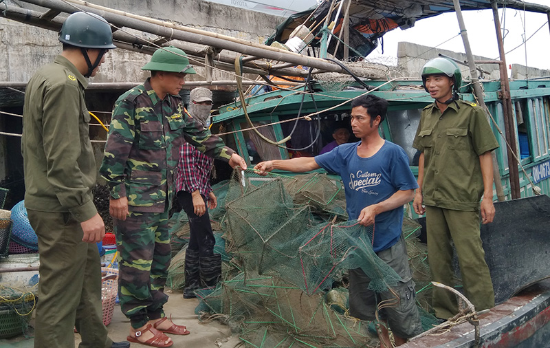 Đội Tuần tra kiểm soát của Đồn Biên phòng Thanh Lân tịch thu các thiết bị khai thác thủy sản trái phép. Ảnh: Thu Báu (Trung tâm TT-VH huyện Cô Tô).