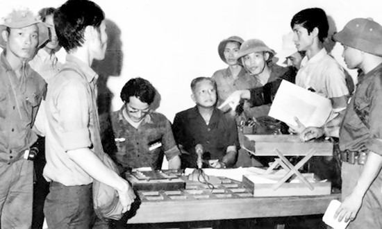 Ông Dương Văn Minh (ngồi, bên phải) đọc tuyên bố đầu hàng tại phòng thu của Đài Phát thanh Sài Gòn vào trưa ngày 30.4.1975. Ảnh tư liệu
