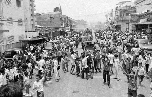 Nhân dân Thủ đô vui mừng đón tin chiến thắng ngày 30/4/1975. Ảnh: TTXVN