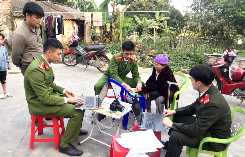 Công an huyện Đầm Hà đến tận nhà cấp CCCD cho người già yếu thuộc thôn Châu Hà, xã Quảng Tân, ngày 7/3/2020.