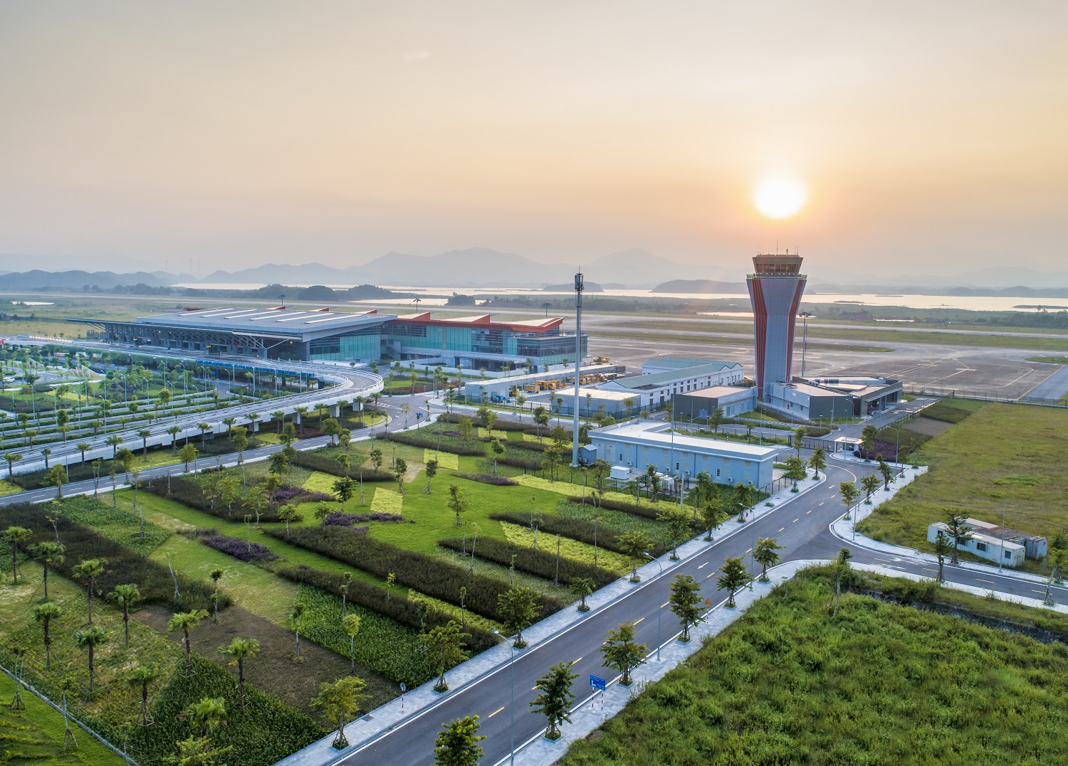 Cảng hàng không quốc tế Vân Đồn là sân bay đầu tiên do tư nhân xây dựng tại Việt Nam.