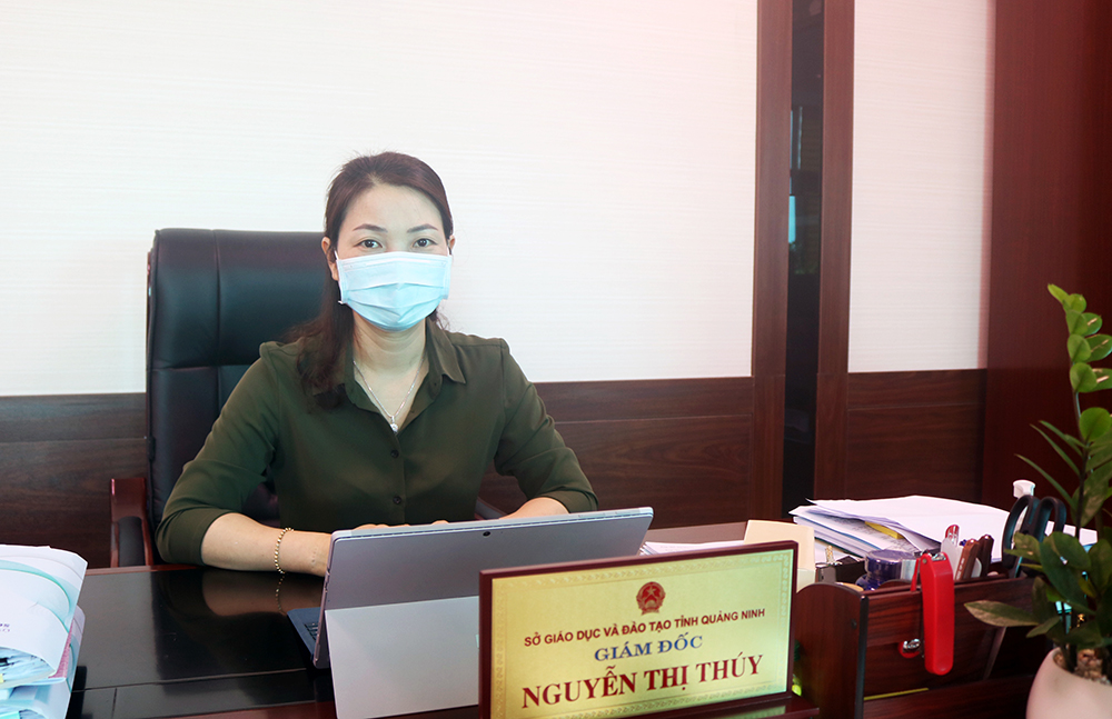 Đồng chí Nguyễn Thị Thúy, Gi ám đốc Sở GD&ĐT trả lời PV Trung tâm Truyền thông tỉnh.