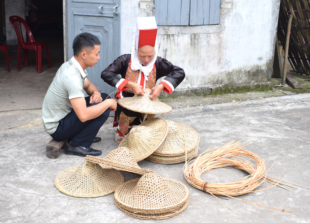 Nhiều người Dao ở thôn Tầm Làng có nghề đan nón Đại Hiệp. (ảnh chụp tháng 8/2019)