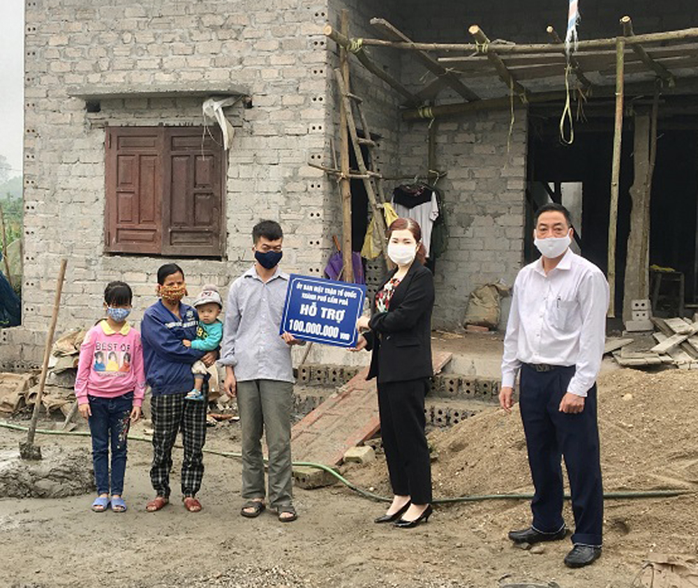Lãnh đạo Ủy ban MTTQ TP Cẩm Phả trao tiền hỗ trợ xây nhà cho gia đình anh Hà Văn Hưng, thôn Lạch Cát, xã Cộng Hòa.