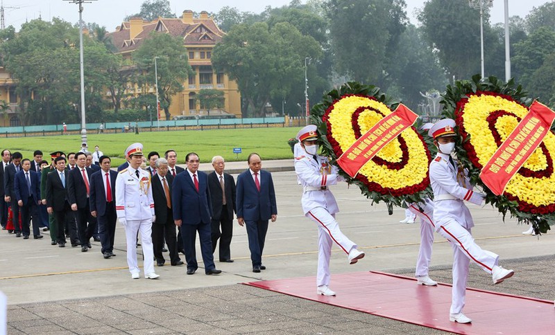 Đoàn đại biểu Lãnh đạo Đảng, Nhà nước đặt vòng hoa và vào Lăng viếng Chủ tịch Hồ Chí Minh. (TTXVN)