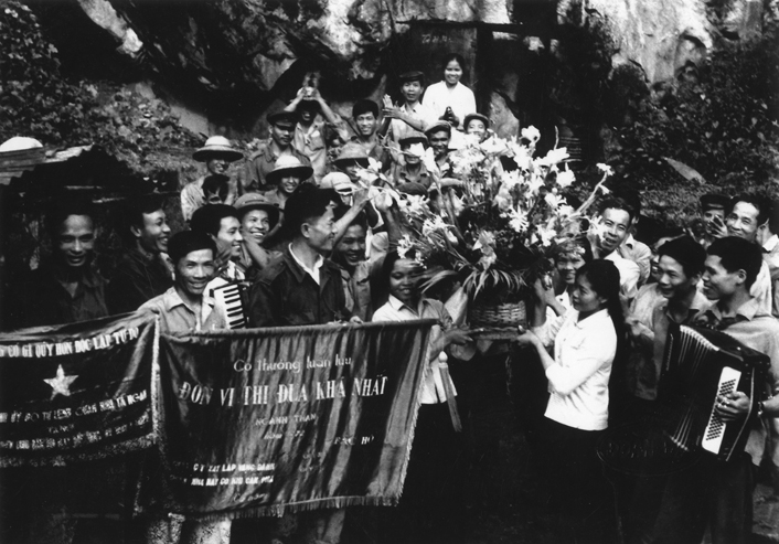 Nhà máy cơ khí Cẩm Phả đón nhận cờ thi đua khá nhất và lãng hoa của Chủ tịch nước Tôn Đức Thắng năm 1972. Ảnh: Đoàn Đạt.